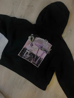 Svart hoodie  - Cool svart hoodie med stor grafisk print på ryggen 