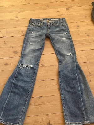 Lågmidjade jeans med slitningar  - Säljer dessa jätte snygga lågmidjade jeans som är omsydda till bootcut med slitningar på benen. Har tyvärr ingen bild med de på då de är försmå för mig. Midjemått 35 cm och innerbenslängd 73 cm💗💗