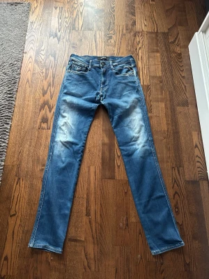 Blåa replay anbass jeans w31 L34 - Nu säljer ja ett par fina replay anbass jeans med en liten defekt vid gylfen.(bild finns)