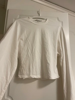 Tröja  - Tröja köpt från lager i storlek M. Modellen är insvängd i midjan. Knappt använd, men har tyvärr fått ett litet hål (se bild). Fraktar oftast samma dag eller dagen därpå 🌸💗