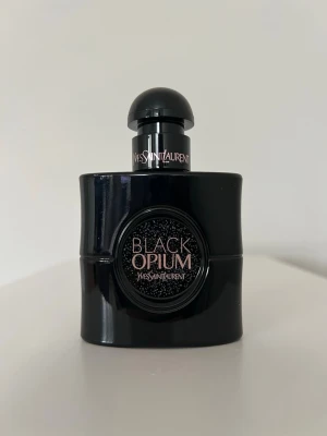 YSL Black Opium Le parfum - Black Opium le parfum från Yves Saint Laurent. Lite oklart hur mycket som är kvar av innehållet då det är svårt att se på grund av flaskans färg. Men jag gissar på möjligtvis 10-15 ml kvar. Perfekt för att prova doften utan att behöva köpa en hel flaska. 