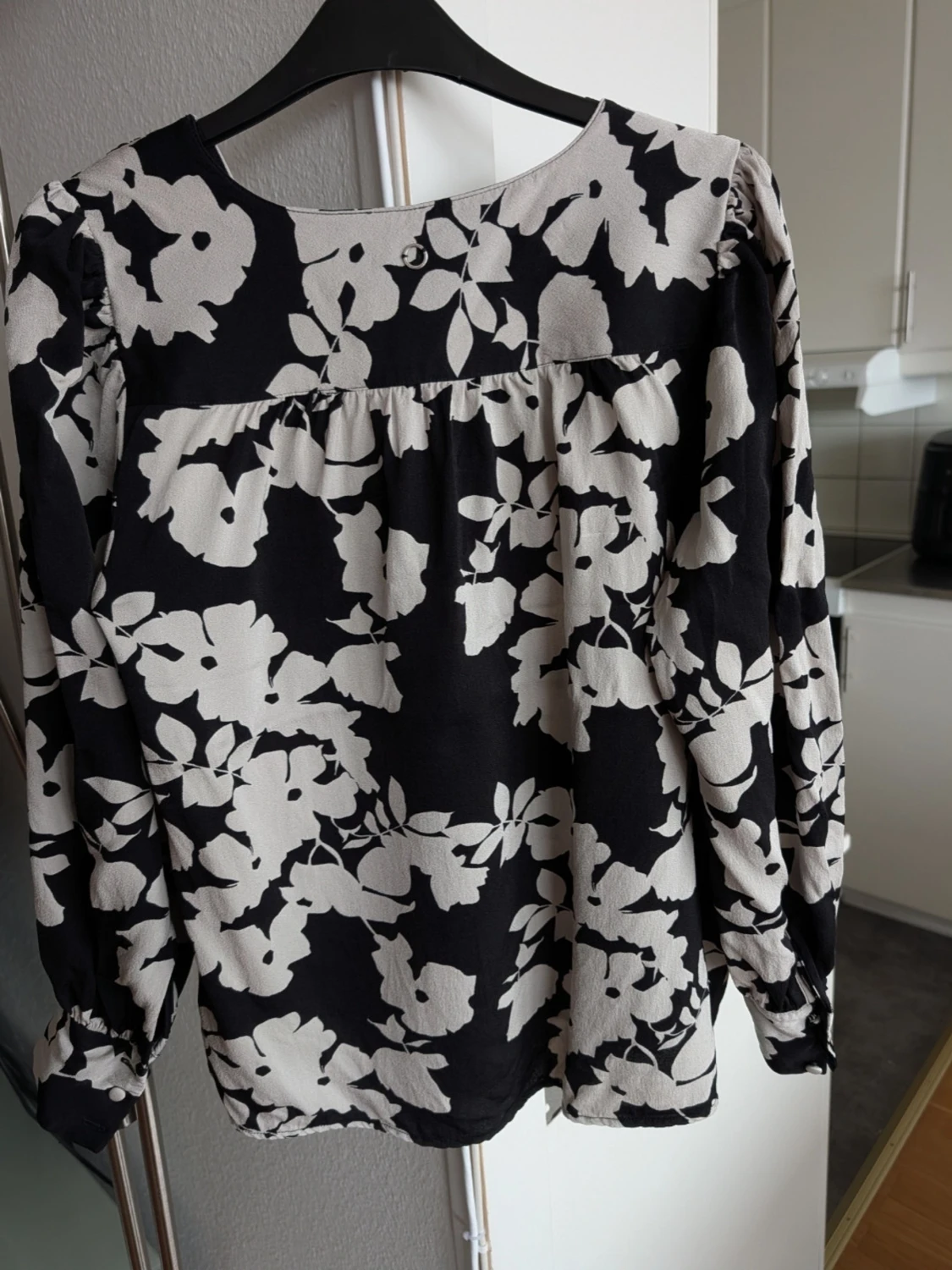 Svartvit blommig blus från Stockh LM - 1