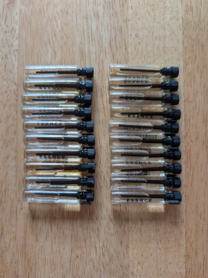 21 Parfymprover från Essnce  - Säljer ett set med 21 små parfymprover från Essnce. (Hittade en till efter att jag tagit bilden) Dofterna är: cherrylicious, high on chai, drunk apple pie, summer breeze, noble éclat, belle Femme, Fleur chere, tres Femme, Femina vivit, signature Vang, freshotic, sassy classy, perenne amore, pink haze, hot mimosa, hotter mimosa, sugar kiss, keep it fruity, irresistible enigma, Jardin de flora, skyfall mystery, Fleur chere. Alla är testade en gång. Kolla gärna min profil, jag har fler parfymer. 