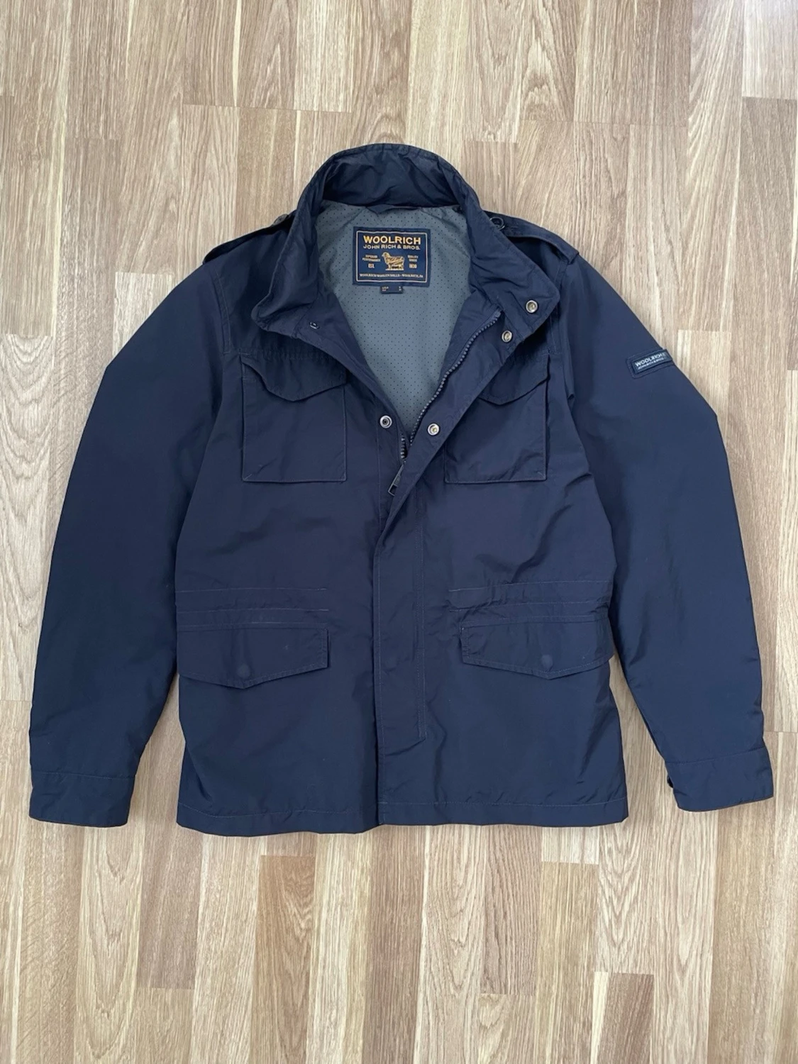 Marinblå field jacka  från Woolrich