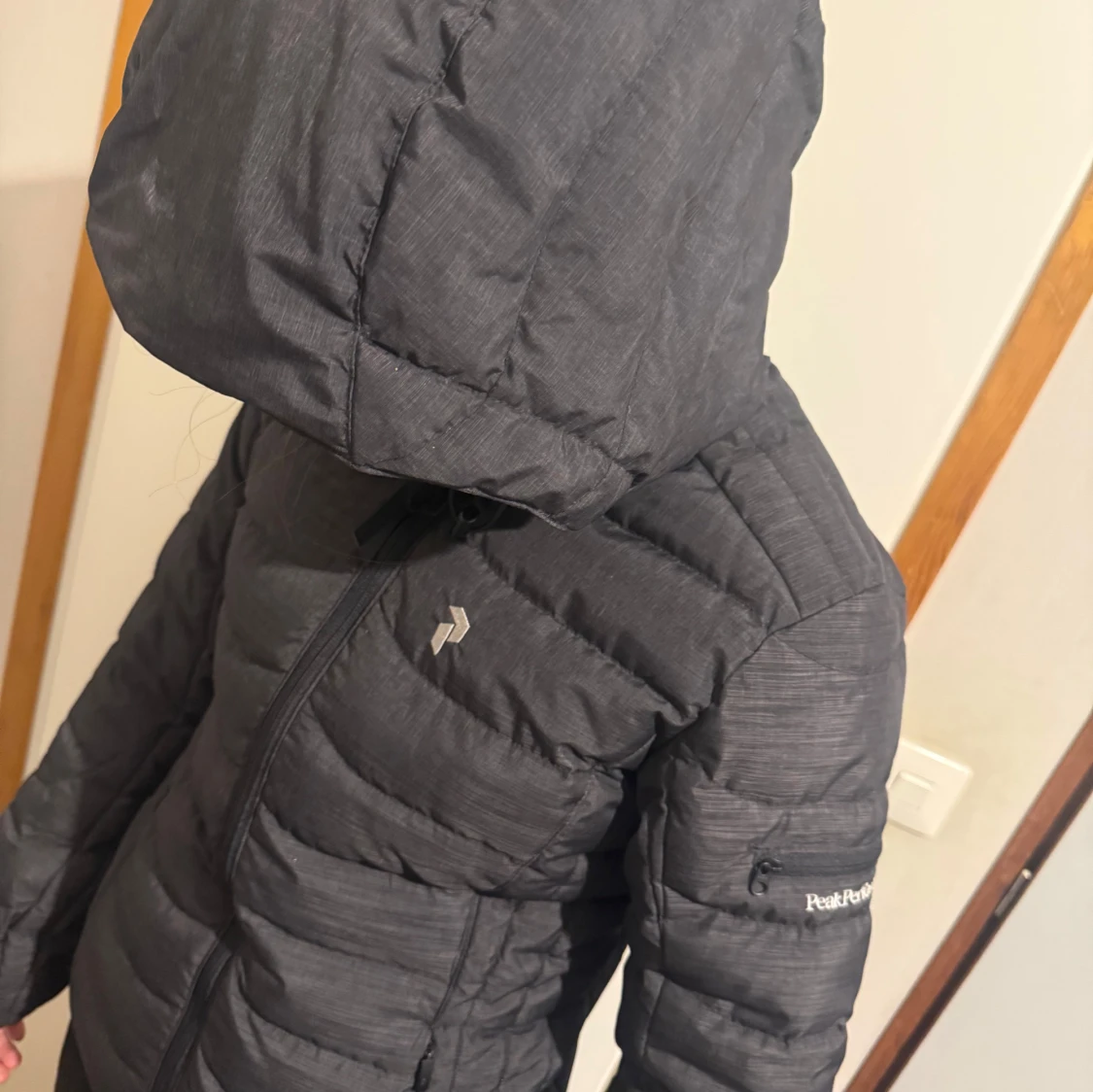 Svart dunjacka med huva från Peak Performance - 1