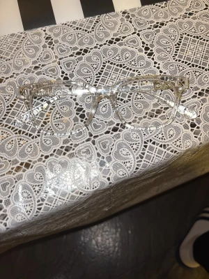 Transparenta solglasögon i plast - Säljer ett par stilrena solglasögon med transparent båge i plast. Glasögonen har en klassisk rektangulär form och ger en modern vibe till din outfit. Perfekta för dig som vill ha en clean och trendig look.