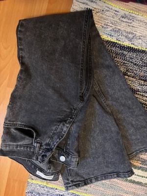 Jeans - Ett par snygga jeans som är sköna i materialet. Är från Gina i storlek 38 petite. Är hyfsat använda men har inte försöitningsskador förutom vid foten, som jag visa! Pris går att diskuteras 