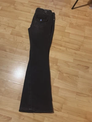 Svarta bootcut jeans från True Religion - Säljer mina svarta true religion jenas pågrund av lite användning dom är andvända ett fåtal gånger. Dom är i storlek 29