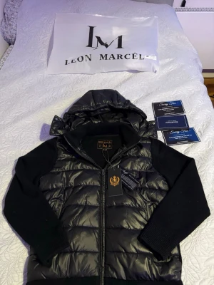 Svart cardigan Leon Marcel storlek M - En sprillans ny svart cardigan från Leon Marcel, inte använd alls, alla tags och kvitto finns kvar, otroligt snygg och skön cardigan perfekt för våren o hösten, säljer för den va för liten. pris och byte kan diskuteras