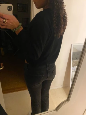 Svarta lågmidjade jeans från Zara - De är använda men inga tecken på slitage. Säljer för att de är lite korta o benen för mig. 