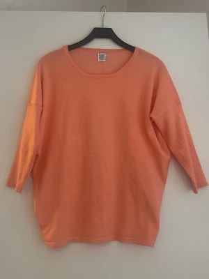 Apricots förgas topp från Saint Tropez -  Snygg aprikosfärgad topp från Saint Tropez Toppen har en loose passform och är tillverkad i mjuk bomull, perfekt för en avslappnad look eller allat. 