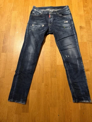 Dsquared2 jeans - Säljer ett par jeans från Dsquared2 i väldigt fint skick. Riktigt snygg modell med bra passform och sköna att ha på, funkar lika bra till vardags som om man vill klä upp sig lite. De är väl omhändertagna och har inga konstigheter, bara normala tecken på användning. Nypriset är mycket högre, men jag säljer dem för 1200 kr. Hör av dig om du är intresserad.