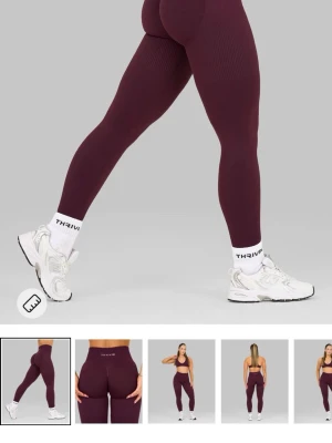 Oanvända Thrivin leggings str S - Helt nya leggings i modellen: Elevate Ribbed High-Waisted Contour Leggings från Thrivin i färgen winter plum. Taggar och påse finns kvar. Nypris 653 kr.