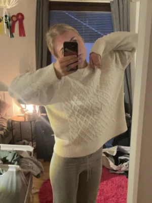 Vit kabelstickad tröja - Jätte mysig vit stickad tröja ifrån lager 157 som tyvärr inte kommer till användning längre🥰