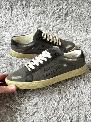 Saint Laurent sneakers  - Säljer ett par eftertraktade SL skor! | Mycket fint skick på skorna, finns något mindre tecken på användning! | Storlek 40, innersula 26cm! | Ställ gärna frågor innan du köper!
