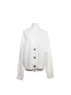 Vit stickad kofta från H&M - Säljer en vit stickad kofta från H&M med djup V-ringning och stora knappar framtill. Koftan har långa ärmar och ribbade muddar vid ärmslut och nederkant. Perfekt för lager-på-lager och en chill look.