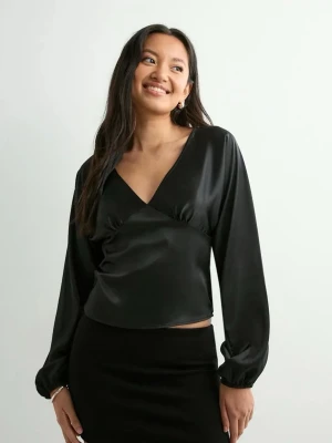 Svart satinblus med v-ringning - Så fin blus ifrån Nelly som i nyskick, satin material💓 helt slutsåld i alla storlekar, nypris är 349kr🥰