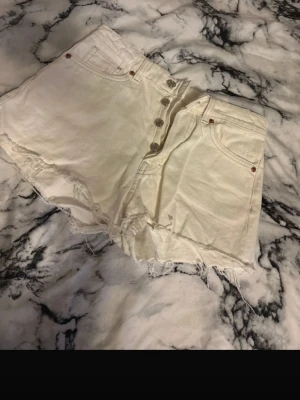 Shorts - Säljer ett par vita jeansshorts från HM
