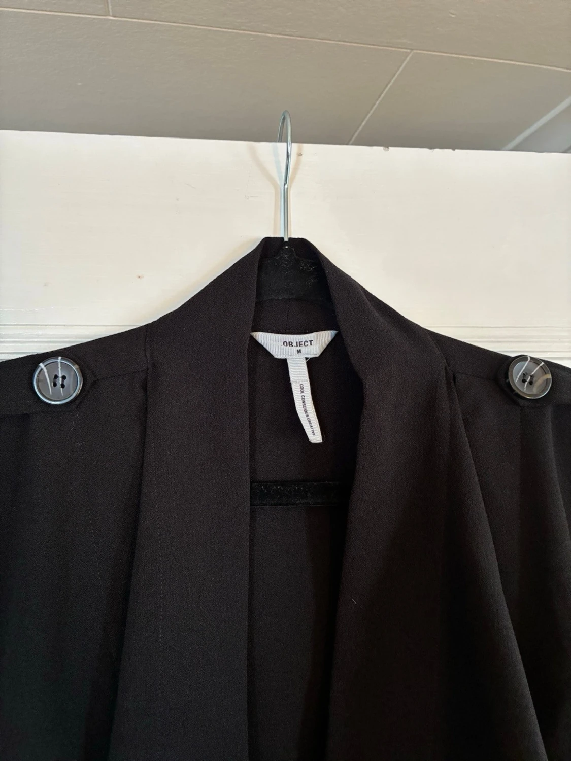 Svart trenchcoat med knytskärp OBJECT - 2