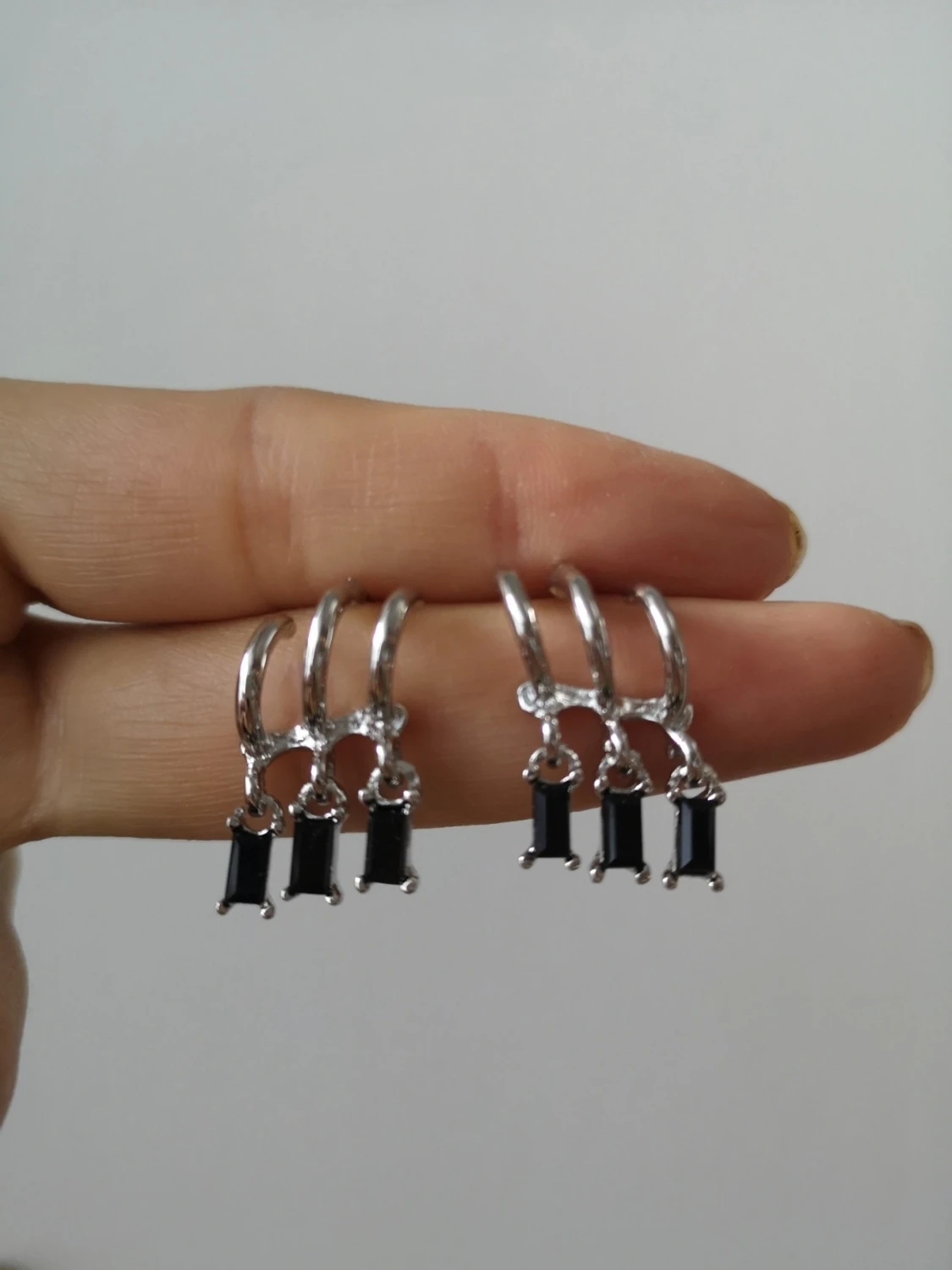 Silvriga örhängen med svarta stenar - 3