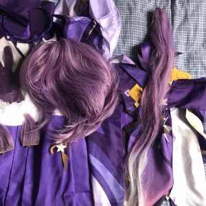 Keqing cosplay - Superfin Keqing cosplay med peruk och tillbehör. Ena tofsen till peruken saknas dessvärre men annars i fint skick!
