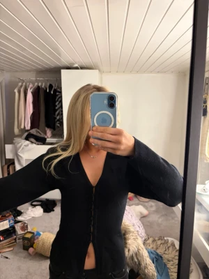 Svart kofta från Gina Tricot - Snygg svart kofta från Gina Tricot med knäppning framtill. Aldrig andvänd