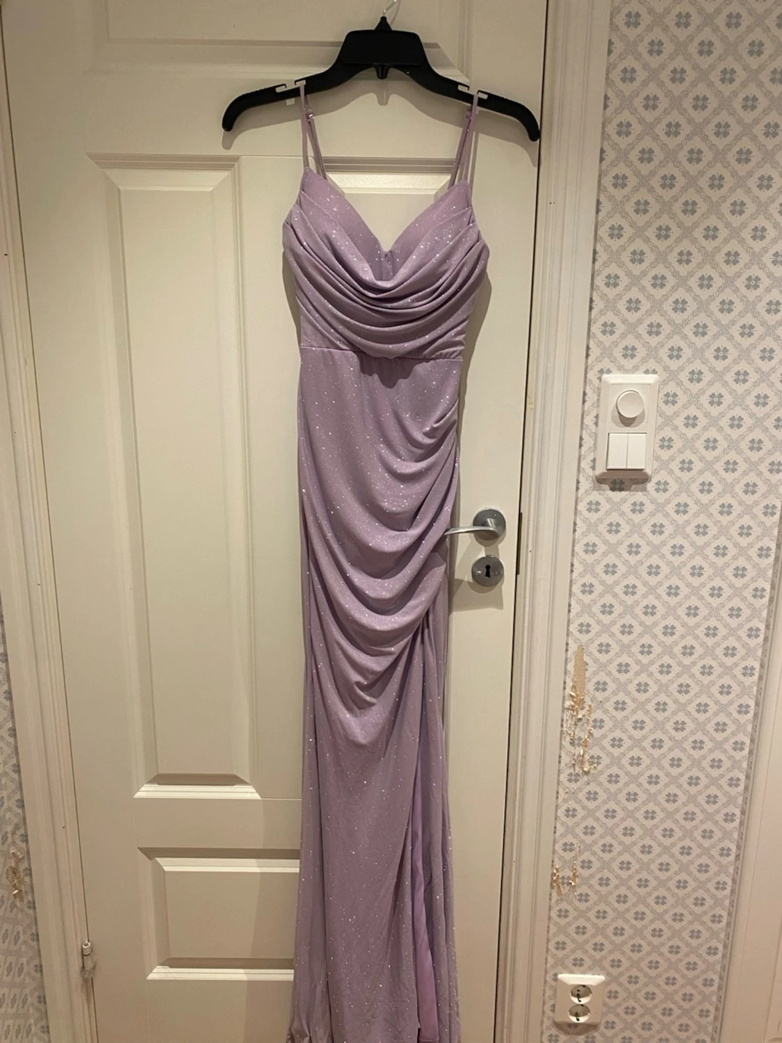Ljuslila glittrig långklänning storlek S