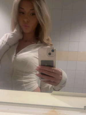 Vit kofta med dragkedja - Säljer en vit kofta med dragkedja och huva. Koftan har en enkel och clean design, långa ärmar och är gjord i ett mjukt material som passar perfekt för chill dagar. Perfekt för dig som gillar en stilren look.