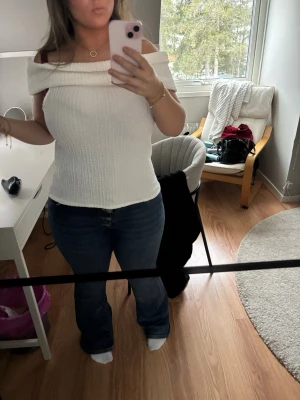 Vit offshoulder topp  - Trendig vit offshoulder topp med bred krage och smockad struktur. Storlek M, aldrig använd. 