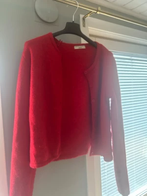 Röd kofta från Gina Tricot - Säljer en röd kofta från Gina Tricot, bara använd ca 2 gånger💕Storlek S