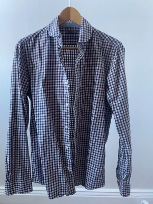 Rutig skjorta från Nikolaj - Röd/vit/blå skjorta från Nikolaj by Nikolaj d’Étoiles i stlk 39. Mycket fint skick. Pris kan diskuteras 