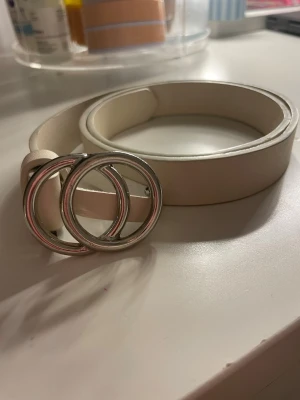 Vitt bälte  - Snyggt vitt bälte med ett stilrent dubbelring-spänne i silverfärg❤️