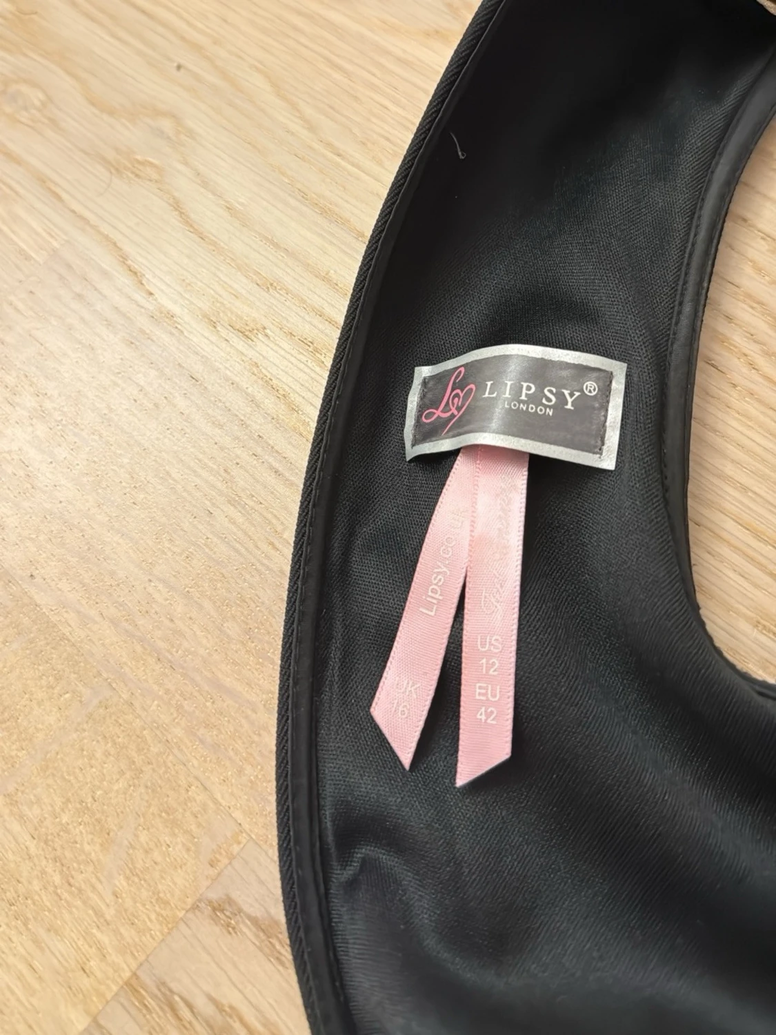 Svart kort klänning med spetsdetalj i strl 42 - 2