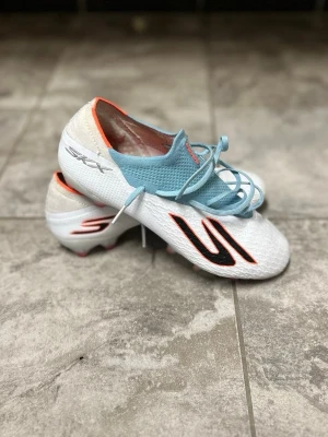 Vita och blå Skechers - Säljer ett par skechers i nyskick, använda 2-3 träningar! Storlek 40,5 men passar 41 (större i storlek). Kom med bud! 