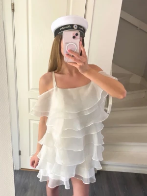 Studentkläning By Malina -  Vit klänning från By Malina som passar perfekt för student eller andra festliga tillfällen, använd 1 gång!🤍lite smink på insidan (de sista bilden) men de borde gå bort i tvätten!✨ nypris 2500