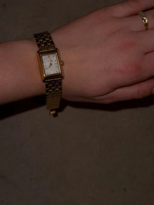 Elegant klocka  - Jätte fin elegant guldig klocka, oanvänd, ord pr 1899 kr