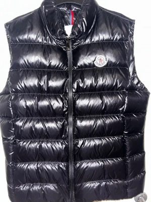 Moncler väst - Svart dunväst från Moncler. Använd få gånger. Hör av dig vid minsta lilla tanka! 