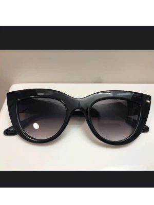 Svarta solglasögon med bred båge från NA -KD - Stilrena svarta solglasögon med bred, glansig båge och mörka glas. Klassisk rektangulär form som ger en cool vibe. Perfekta för att lyfta vilken outfit som helst.