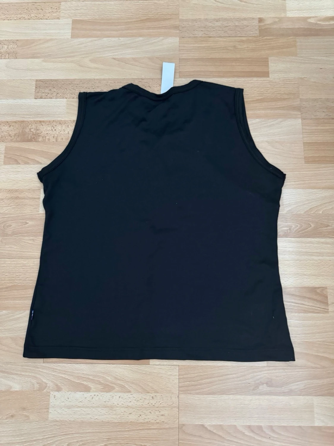 Ny. Svart ärmlös linnetopp med vit piping - 1