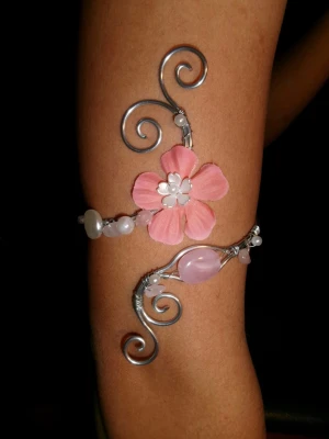 Armcuff  - Finns både i silver och guld💞 Lättböjd material som är enkel att justera. Vid osäkerhet, skriv gärna din till mig din omkrets på armen🥰 Jag gör även customs!