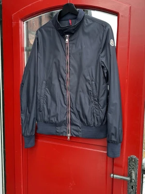 Moncler windbreaker  - Moncler windbreaker navy    Storlek: 2 fits S-M 9/10 Inget og  Kan vecklas ihop till en liten väska med hjälp av fickan på baksidan.  Vid frågor eller efterfrågan på fler bilder så är det bara att skriva🙌