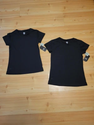 Nwt/ nya träningströjor strl 146/152 - storlek 146/152, råkade köpa fel modell till dottern och för sent att lämna tillbaka dem.  Från märket active sport.   87% polyester, 13% elastan