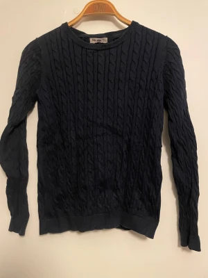 Tröja - Blå kabelstickad tröja strl S