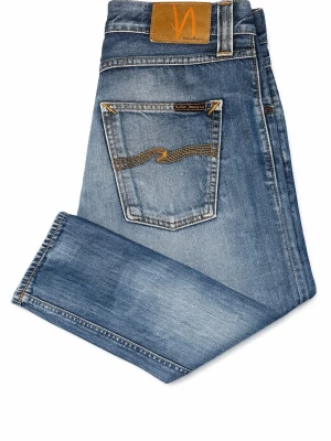 Fet snygga Nudie Jeans! - Snygga blå jeans från Nudie Jeans med klassisk femficksmodell och kontrastsömmar. Jeansen har en ljus tvätt och en cool detalj med broderad bakficka. Tillverkade i slitstark denim, perfekta för en avslappnad stil. I storlek 30/32