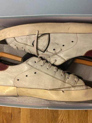 Philippe model skor - Säljer ett par Philippe model skor som jag inte behöver längre och vill bli av med dem så fort som möjligt! Mvh