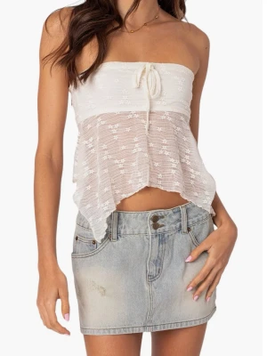 Vit topp från Edikted - Superfin vit topp från Edikted som aldrig kommit till användning! Nypris var 400kr.  Kika gärna in mina andra plagg, vill bli av med så mycket som möjligt 🥂