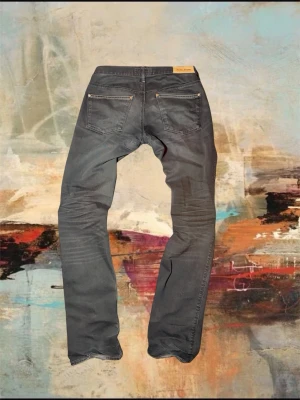 Grå jeans från Acne Jeans - Säljer mina asfeta Axne Jeans i stl W32 L34 MAX Blackness. Dessa är sjukt feta och har schysst passform slim/straight. De är förstärkta i grenen och har några slitningar som lite heeldrag men det ger bara brallorna mer karaktär. Nypris är runt 2500, men MAX-modellerna säljs inte längre så dessa är väldigt eftertraktade.