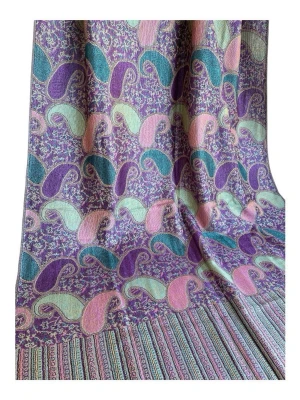 Paisleymönstrad sjal i pastellfärger - Sjal med paisleymönster i lila, rosa, mintgrönt och turkost. Materialet ser ut att vara mjukt och vävt, med fransar i ändarna och randigt avslut. Perfekt för att ge din outfit en färgklick och bohemisk känsla.