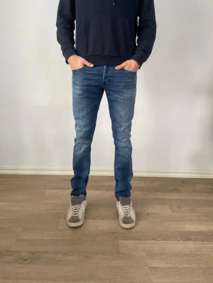 Dondup Jeans - Säljer ett par helt nya dondup jeans för endast 949kr!                                                                             Nypris:3999kr därav väldigt bra erbjudande.             Modell: skinny fit                                                            Om ni har några frågor är det bara att fråga på!