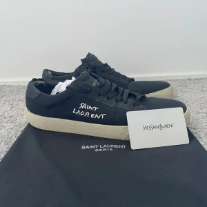 Saint Laurent skor - Saint Lauren skor | Skick 8,5 | Nypris ca 8000kr mitt pris endast | Storlek 41 | Innermått 26,5cm | Priset är ej hugget i sten! 🪨| Hör av dig vid fråga eller fundering!📩